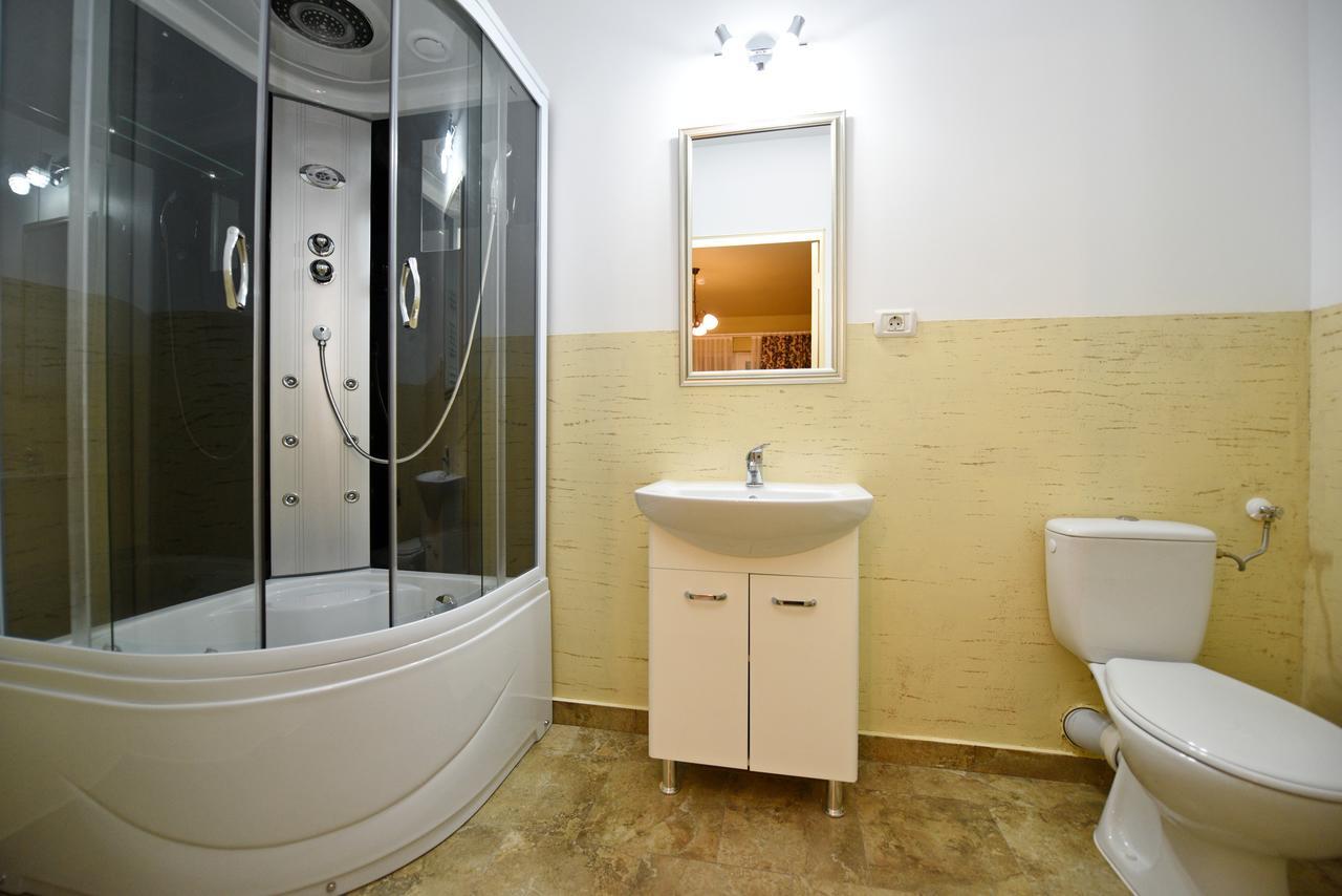 Vila Nicole Hotell Haţeg Exteriör bild